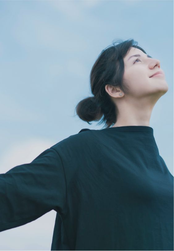 空を見上げる女性の画像